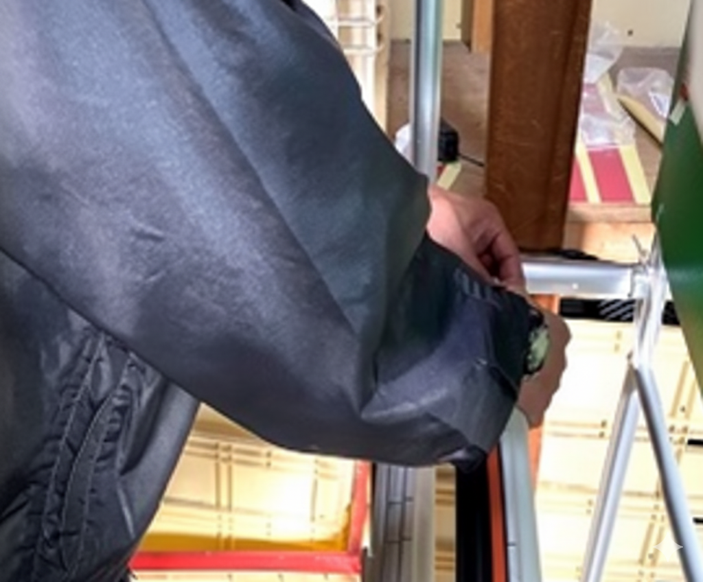 スタッフが丁寧に作業をサポートする風景